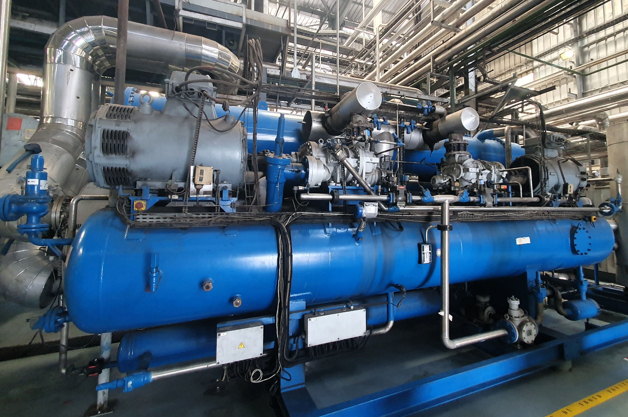 Groupe froid industriel pouvant constituer une source de chaleur pour une pompe à chaleur industrielle.