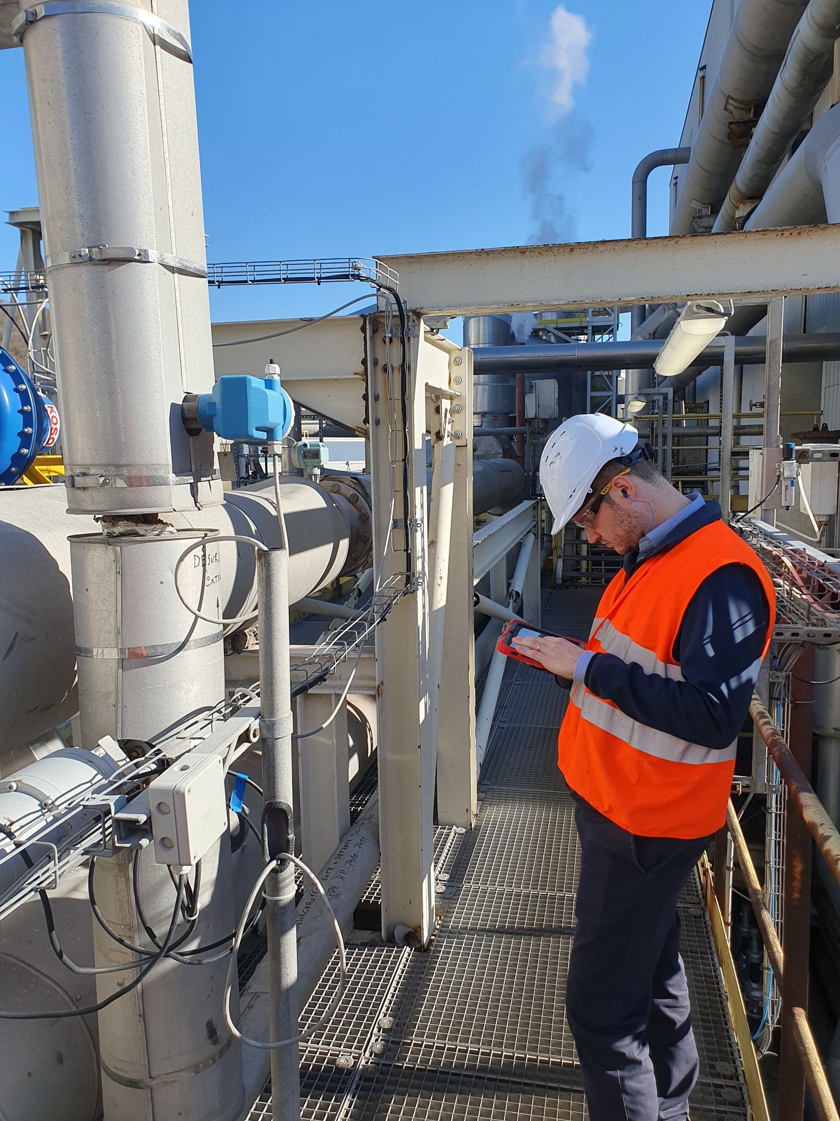 Ingénieur Exergia réalisant un audit énergétique AMUREBA sur une installation thermique industrielle en Wallonie.