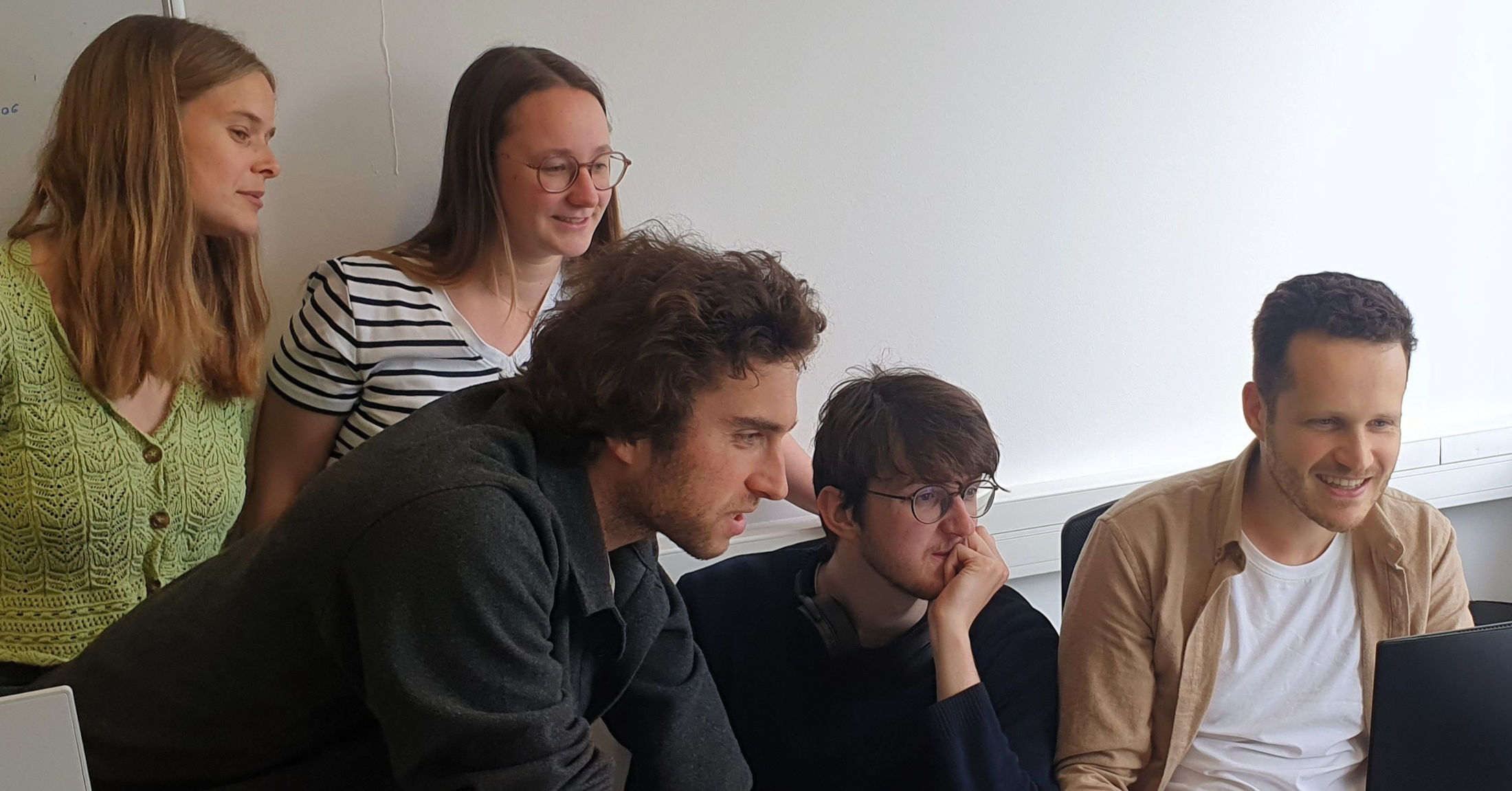 Équipe Exergia consultant les résultats de l'Innovation Fund Heat Auction IF25 pour des projets de décarbonation industrielle.
