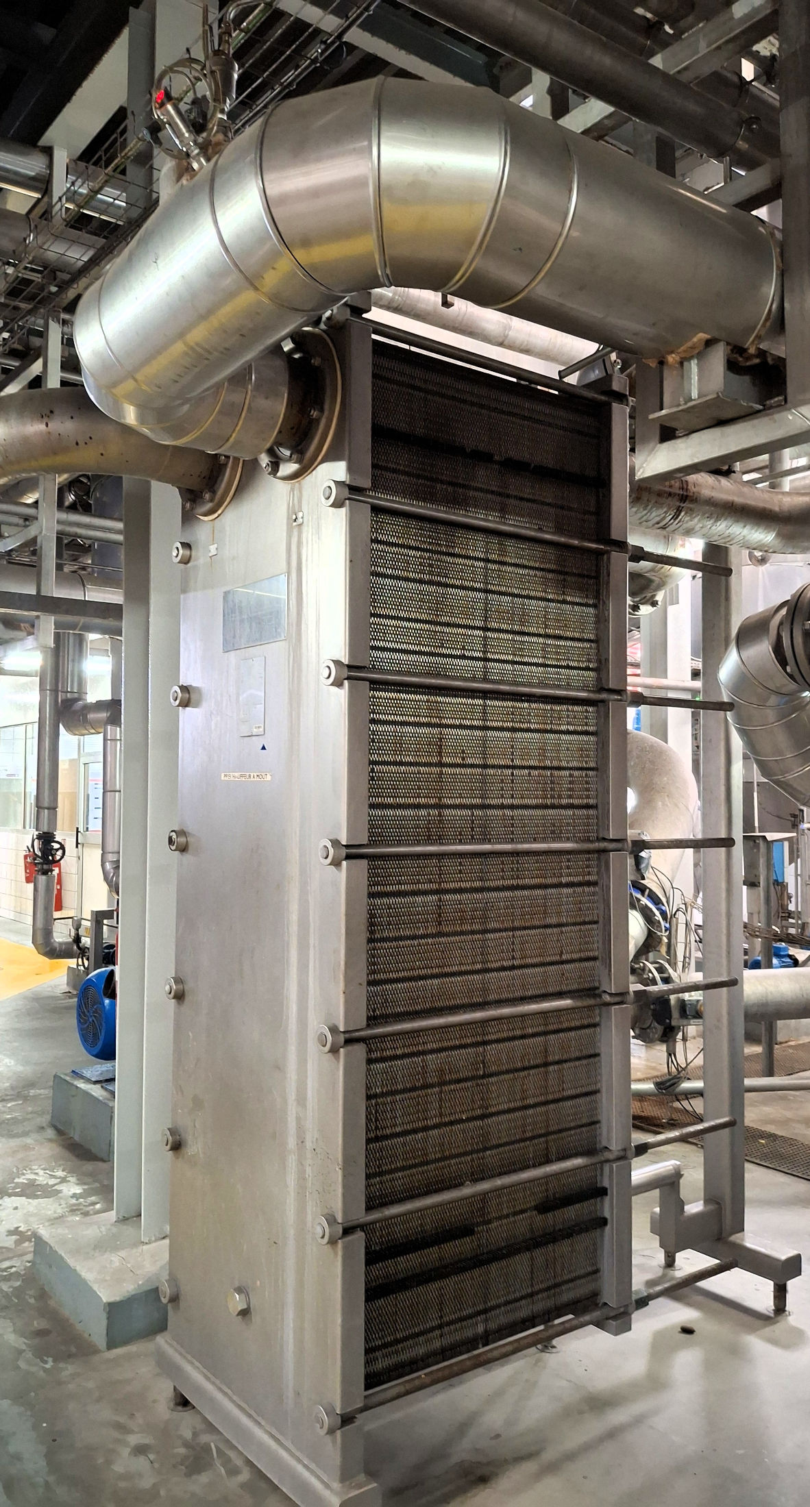 Échangeur à plaques industriel raccordé à des réseaux thermiques.