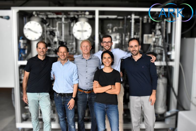 Équipe ARK Capture Solutions devant un prototype industriel de capture CO2