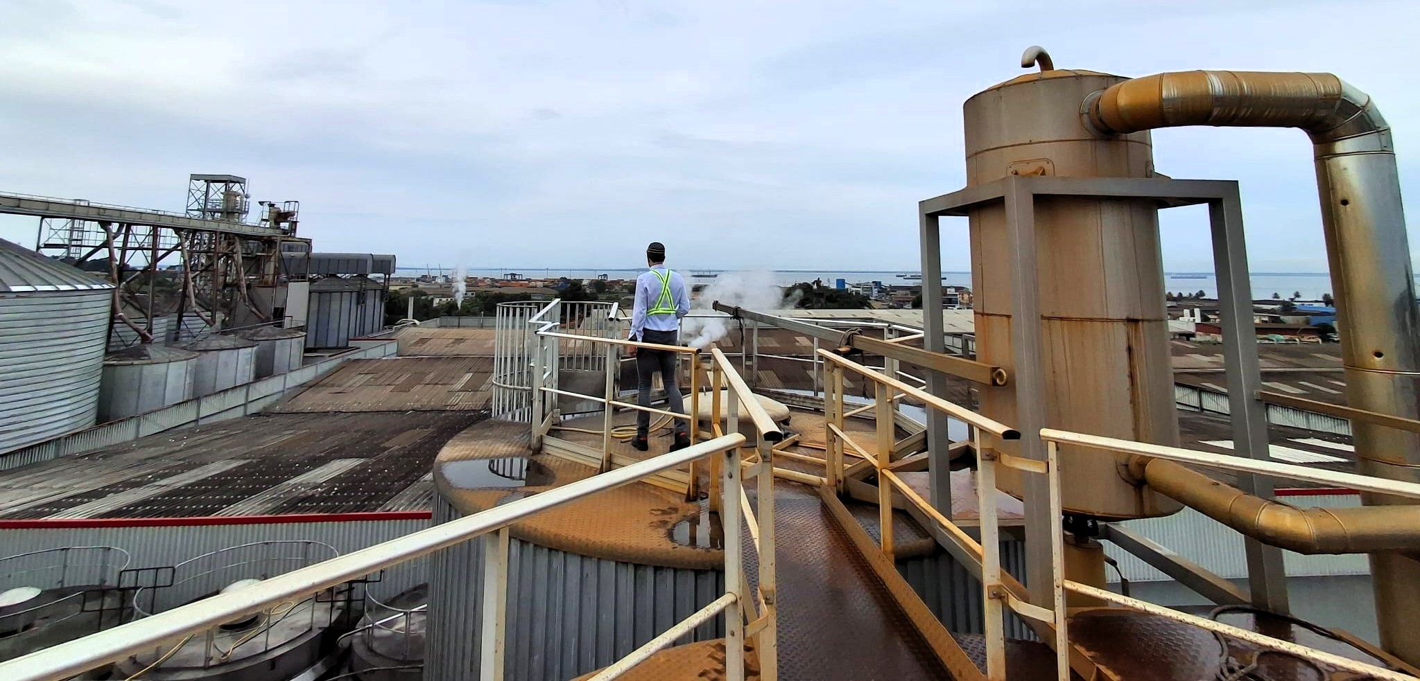 Ingénieurs sur site industriel analysant des installations de procédé